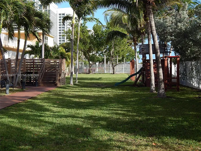 4747 Collins Ave #1102 — Photo 10