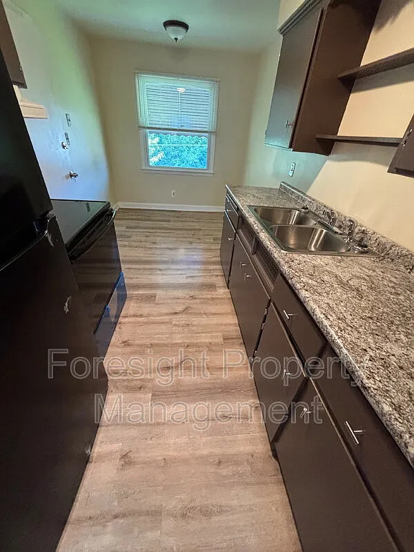 2 bed, 1.0 bath, $1,400 — Photo 2
