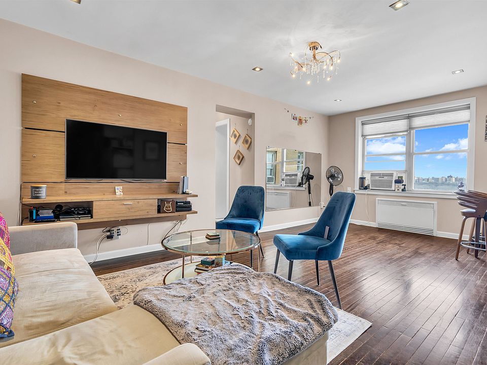 1st image of 8650 Boulevard East
