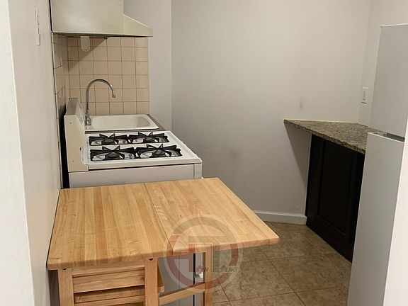 2nd image of 1103 Clarence Ave #1R