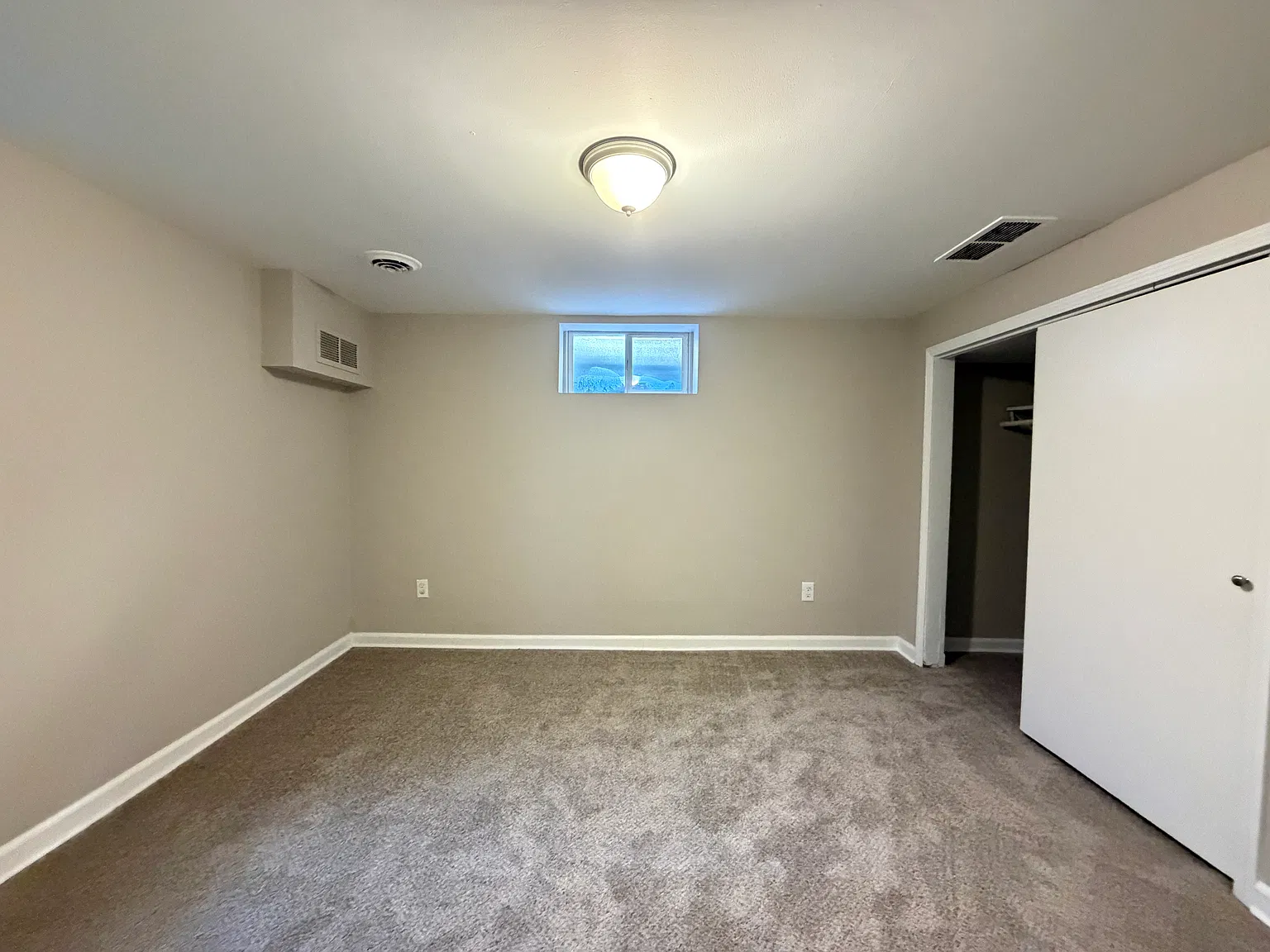 6 bed, 2400 sqft, $2,700 — Photo 4