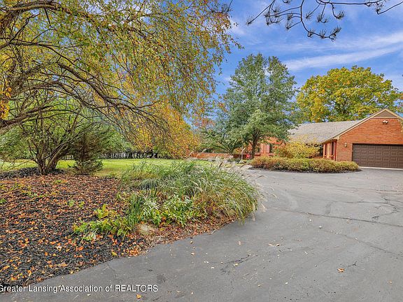 3rd image of 240 Winterberry Ln