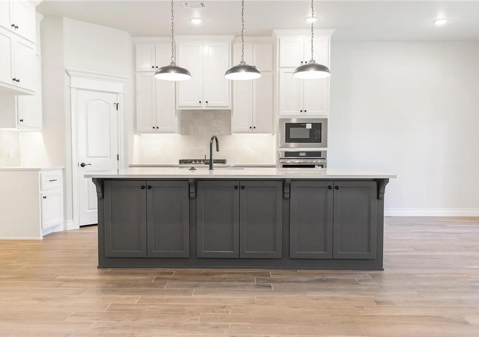 Very Nice brand new 4 bedroom 3 bath home in Edmond schools — Photo 3