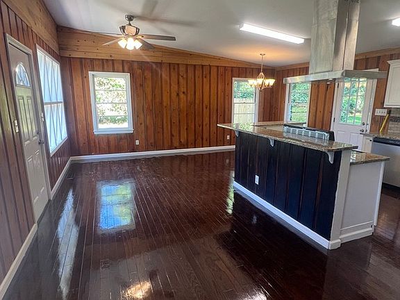 3rd image of 4220 Hampton Ln