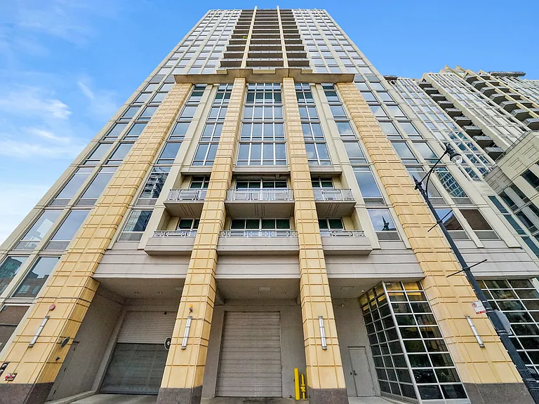 700 N Larrabee St #2013 — Photo 1