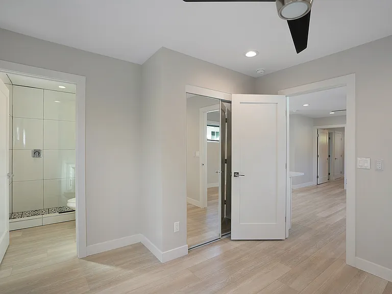 1056 1/2 Emory St — Photo 14