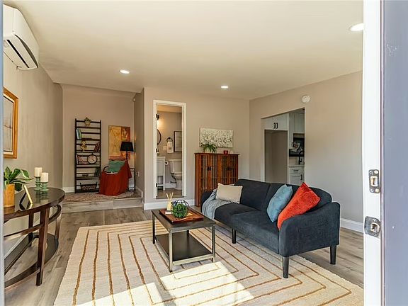 5th image of 1649 Crestview Ave #1