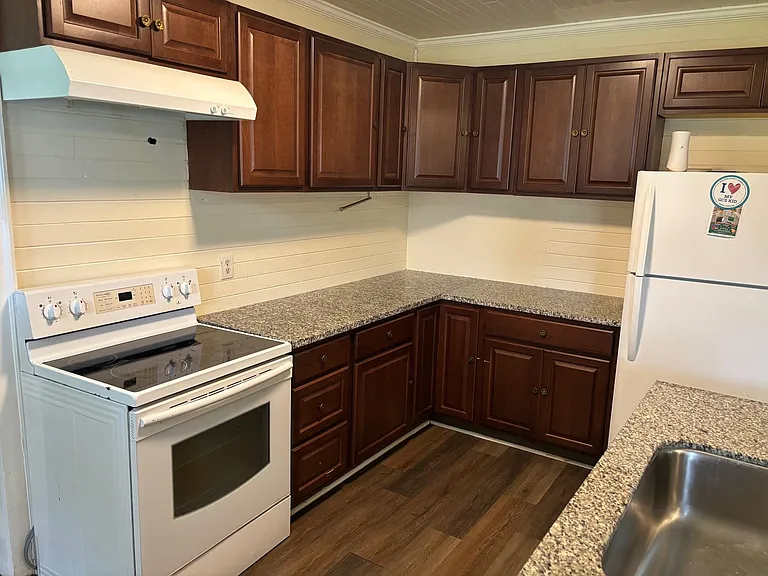 825 Dixon Ave — Photo 9