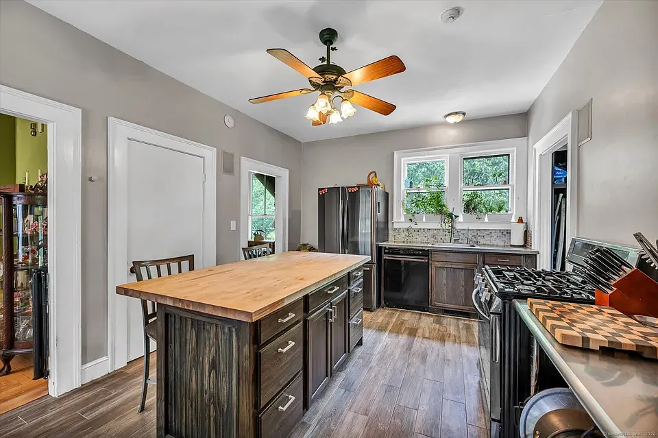 2 bed, 1100 sqft, $2,200 — Photo 4