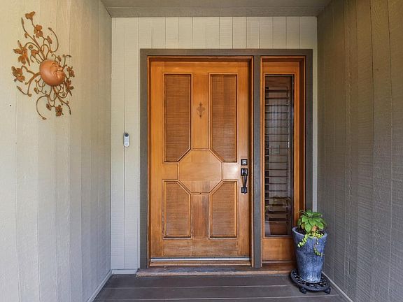 3rd image of 4730 Woodcliff Court