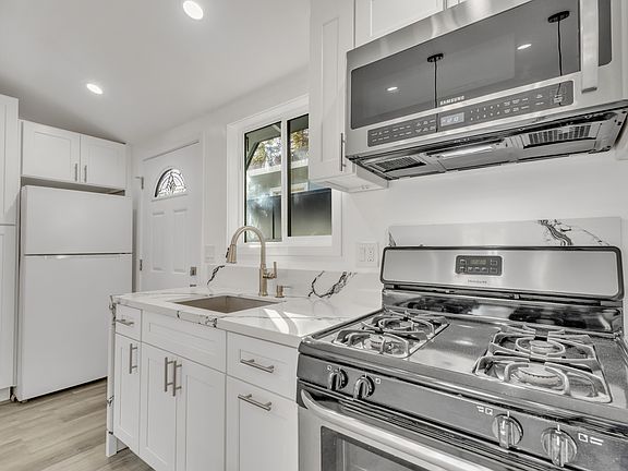 4th image of 14753 Hartland St