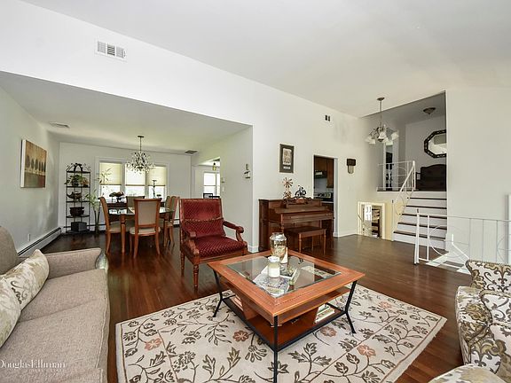 5th image of 585 Meryl Dr