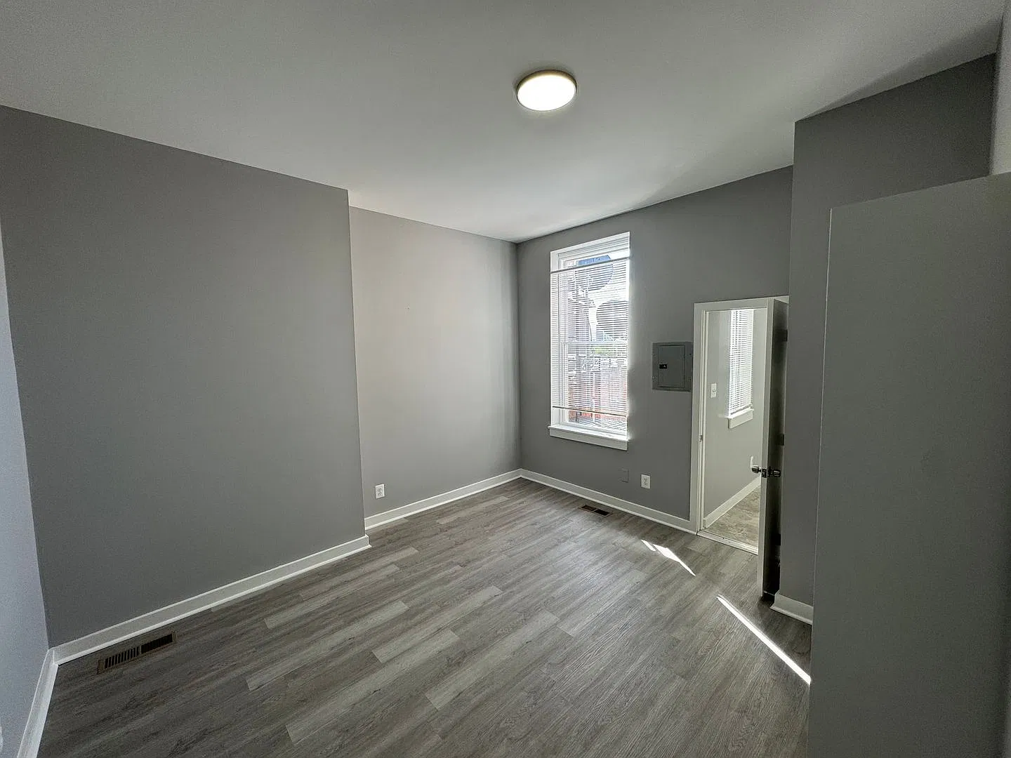Baltimore - 1 Bedroom and 1 bath Available! — Photo 4