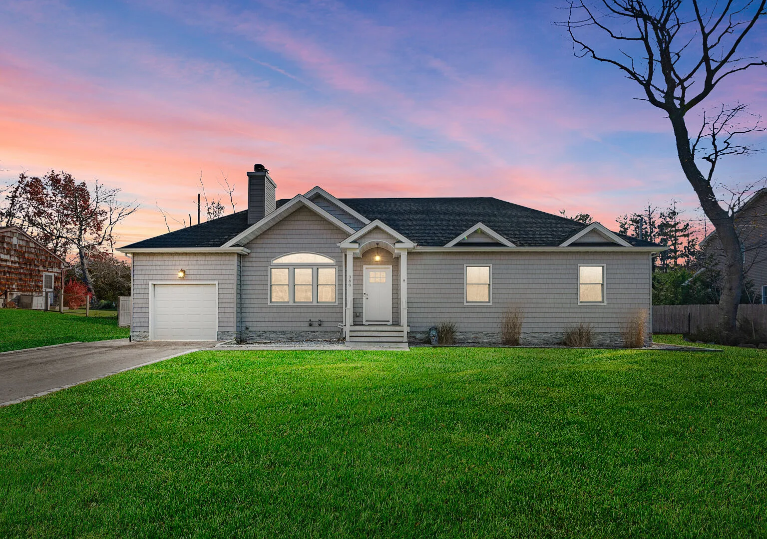 Newly built ranch, beautifully landscaped with pool — Photo 3