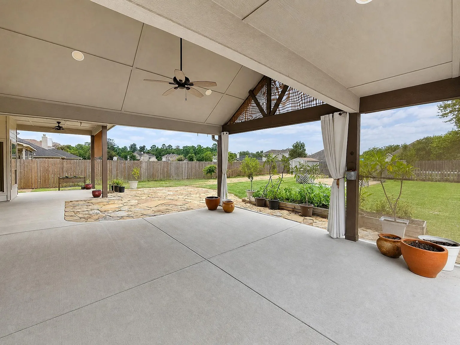 3 bed, 2.0 bath, 2085 sqft, $2,600 — Photo 3