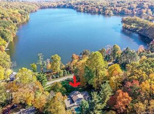 14 Taunton Lake Rd, Newtown, CT 06470