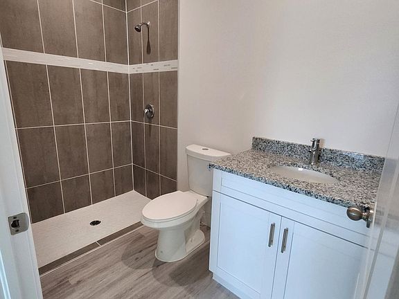 5th image of 845 Eisenhower Blvd #845