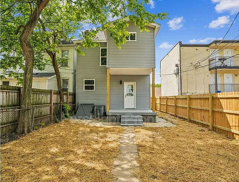 3 bed, 2.5 bath, 1376 sqft, $1,895 — Photo 2