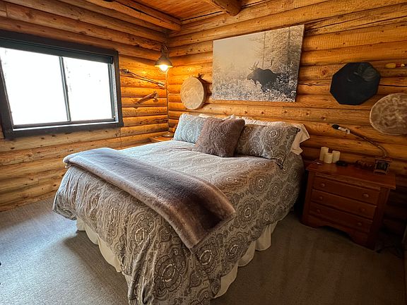 Bedroom 1 - Queen Bed