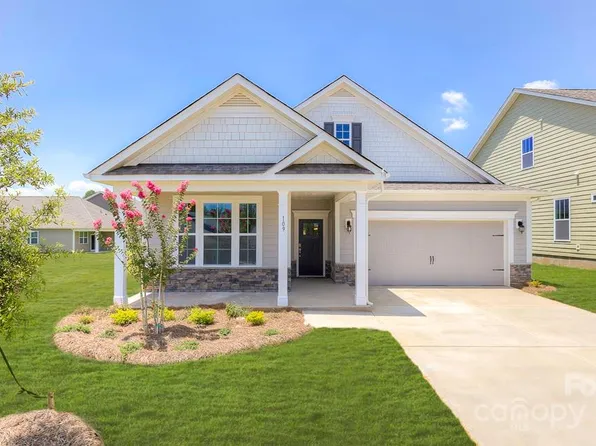 25 Fox Cove Rd, Hendersonville, NC 28792