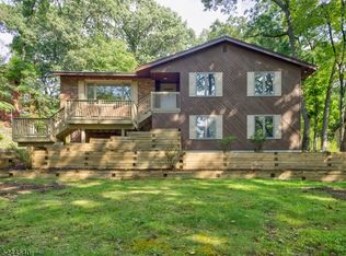 29 Round Hill Rd, Kinnelon, NJ 07405