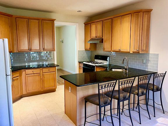 5th image of 52 Willow Wood Dr