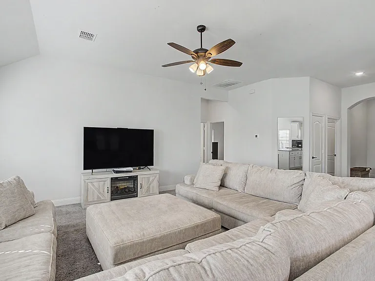 1004 Deer Ridge Dr — Photo 2