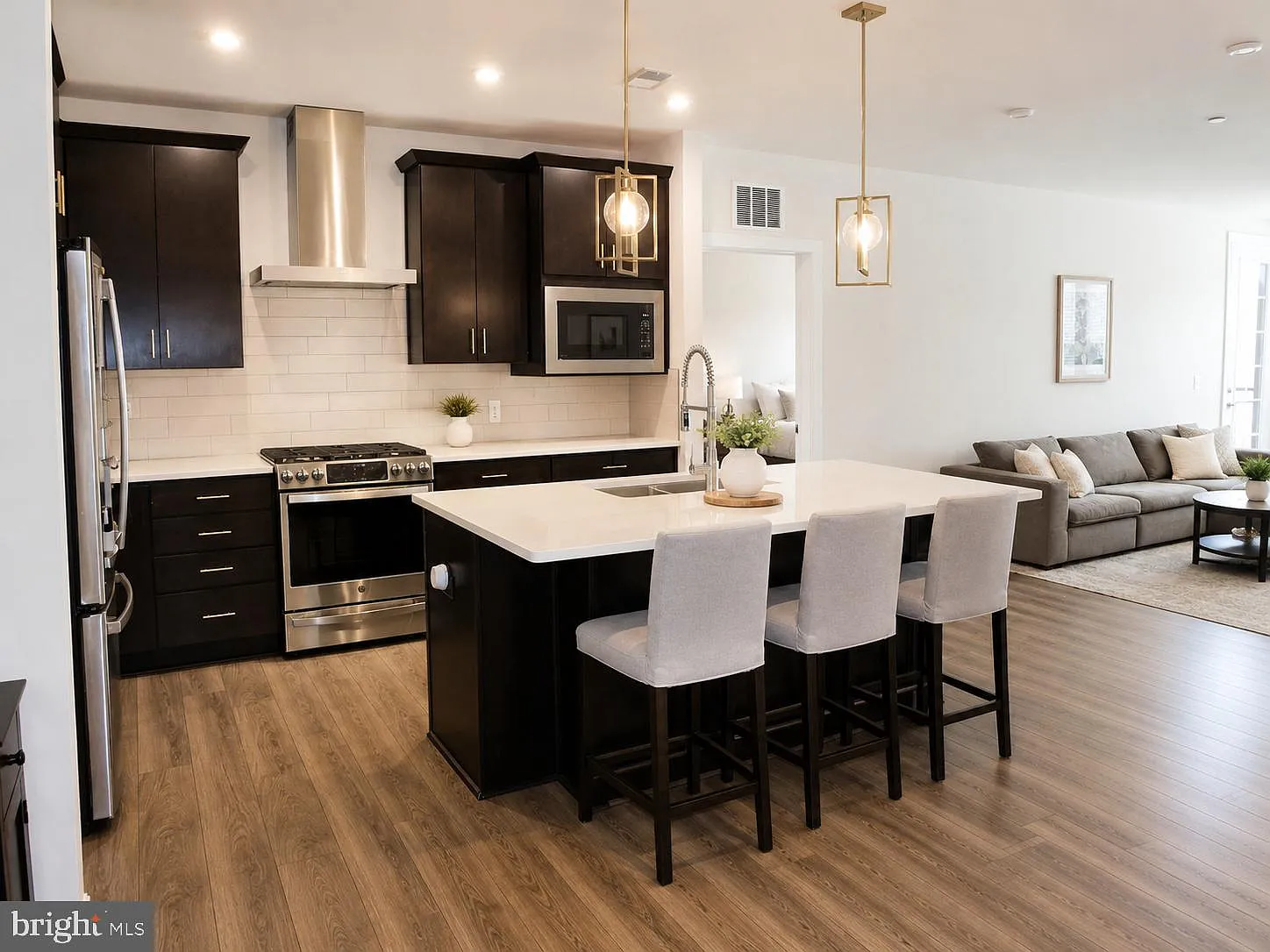 2 bed, 2.0 bath, 1301 sqft, $3,290 — Photo 2