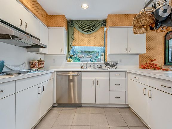 4th image of 21 Woodcrest Dr #7