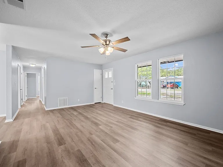 200 Winding Way — Photo 3