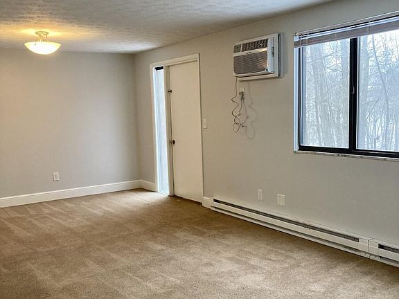 4th image of 1461 Hillcrest Ave #25
