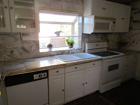 Convenient kitchen with a lot of counter space