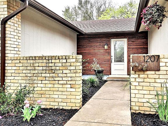 3rd image of 1207 Doonesbury Dr