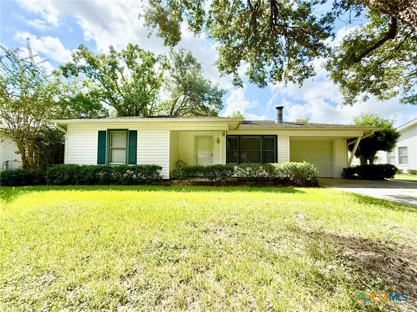 311 Louise St, Edna, TX 77957