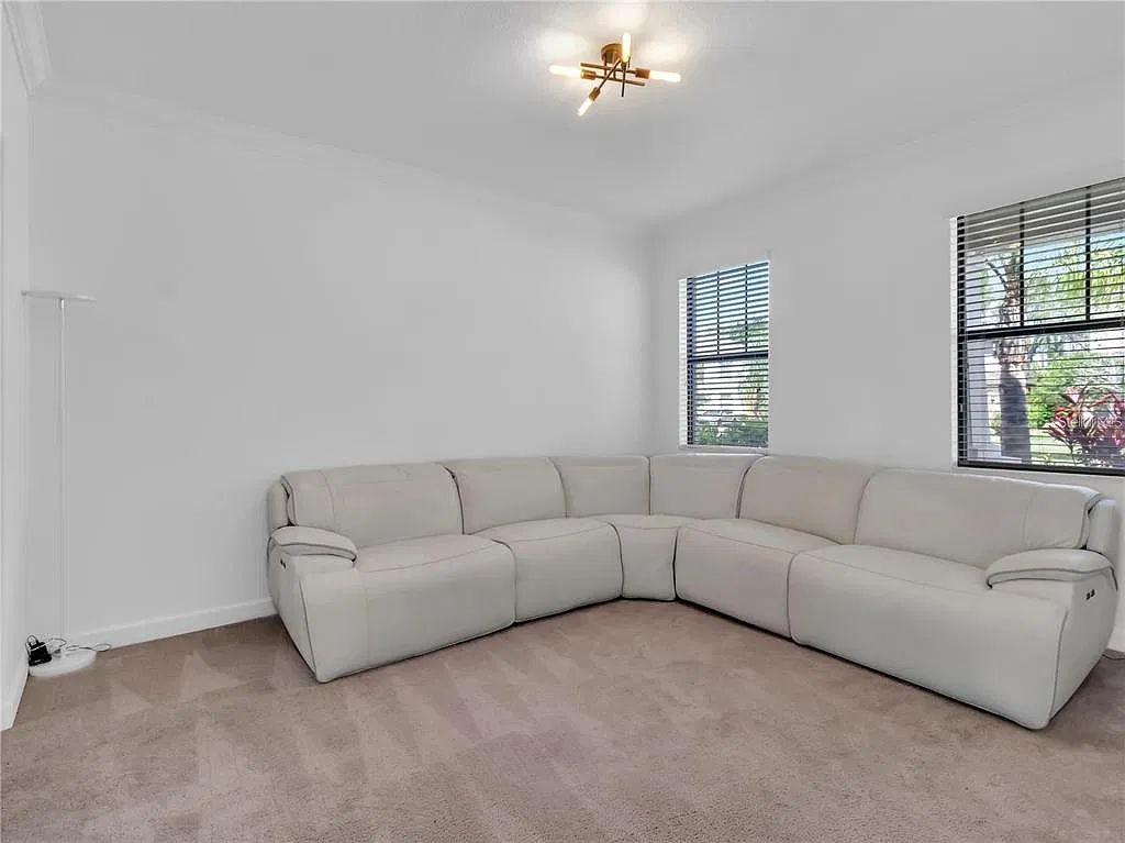 4 bed, 2.5 bath, 3796 sqft, $3,200 — Photo 4