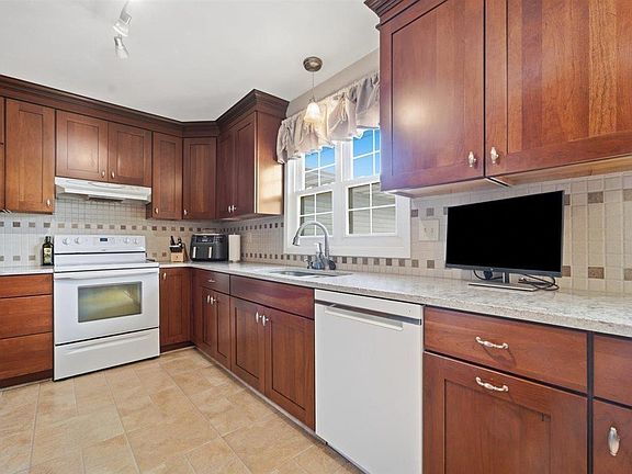 4th image of 3713 Joan Dr
