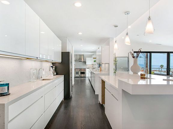 4th image of 2700 Manhattan Ave #300