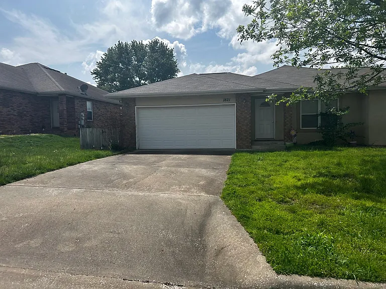 1821 N Laurel Hill Dr — Photo 1