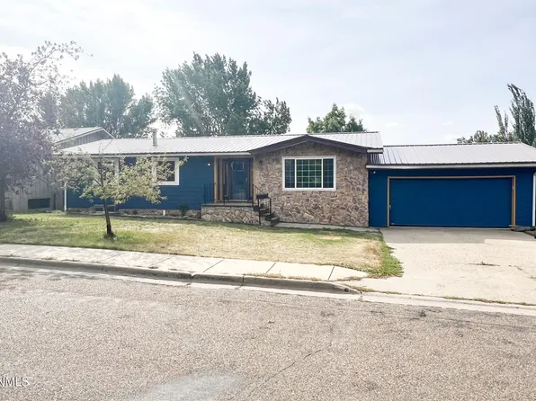 709 Park Ave E, Watford City, ND 58854