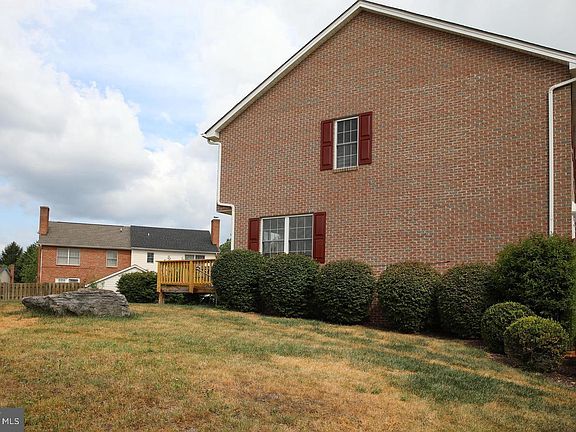 5th image of 901 Wayne Dr