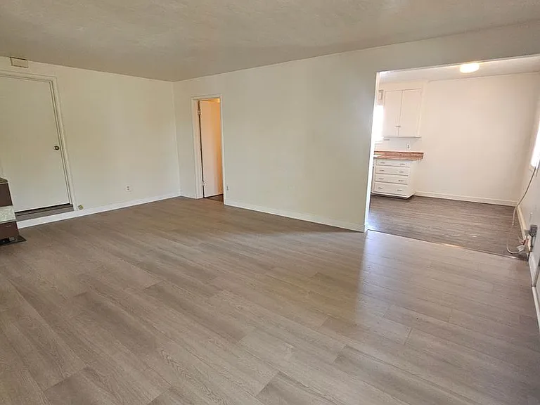 831 Niantic St — Photo 6