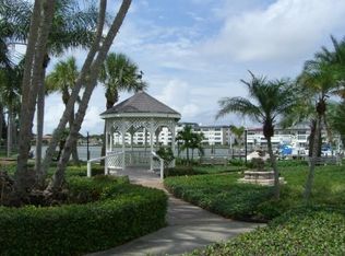 3018 59th St S APT 102, Gulfport, FL 33707
