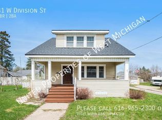 31 W Division St, Sparta, MI 49345
