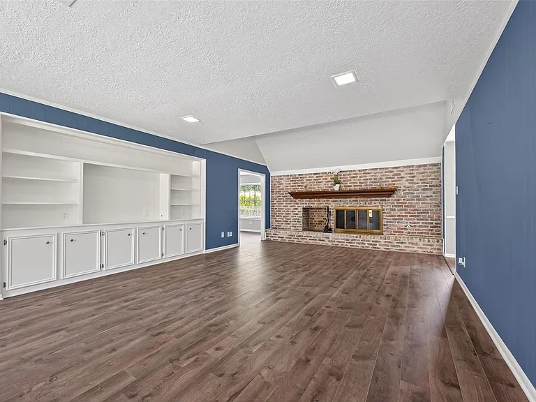 105 Glenmora Ct — Photo 13