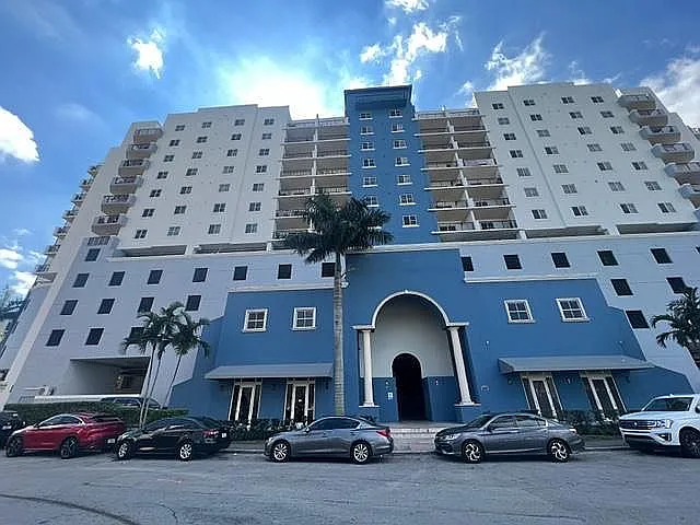 Building Photo - 6357 SW 8th St #1209