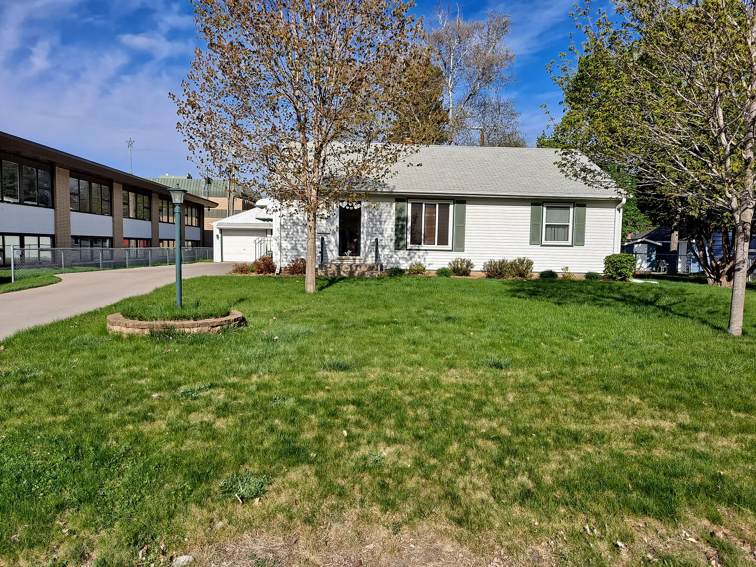 3 bed, 1250 sqft, $2,250 — Photo 2