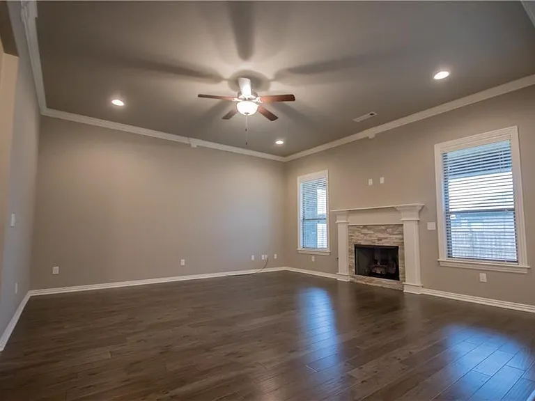 301 Cisterna Dr — Photo 2