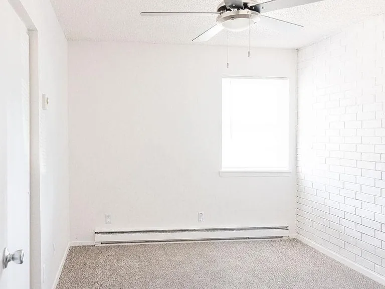 611 SW Bishop Rd #2 — Photo 7