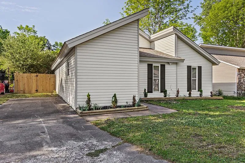 Stylish 3-Bedroom Home with Fenced Backyard & Modern Touches — Photo 2