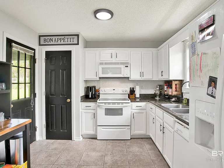157 Oakwood Ave — Photo 4